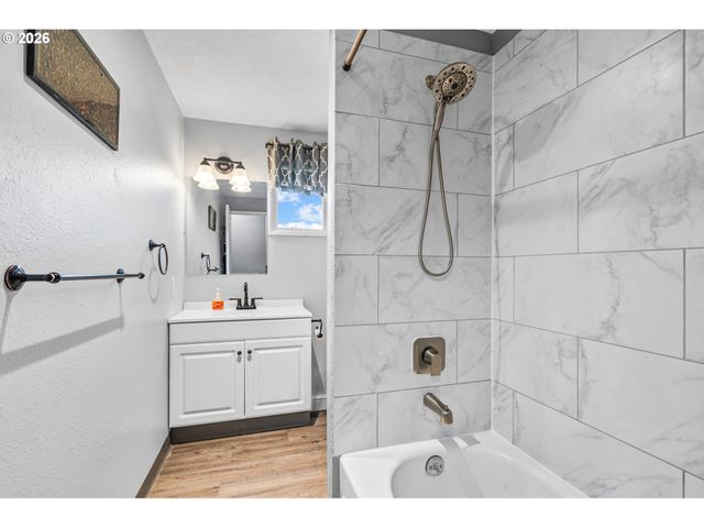 440 N YAMHILL St, Carlton, OR 97111