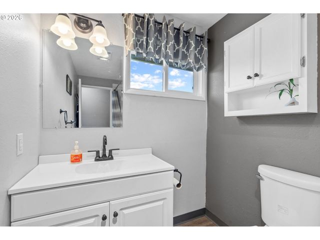 440 N YAMHILL St, Carlton, OR 97111