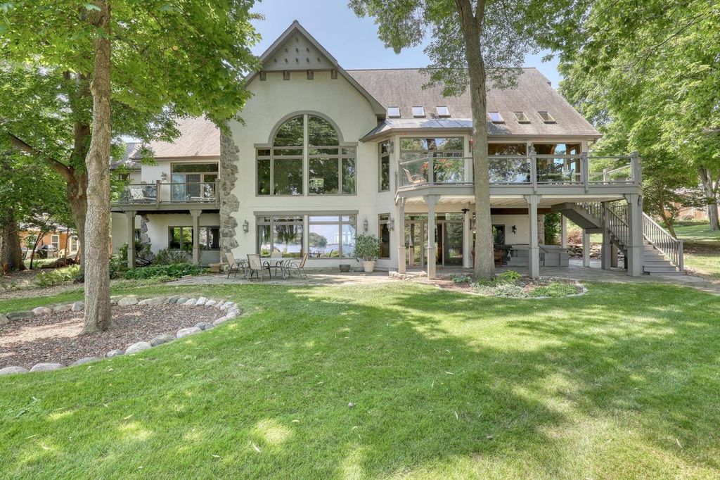 W278N2920 Oak STREET, Pewaukee, WI 53072