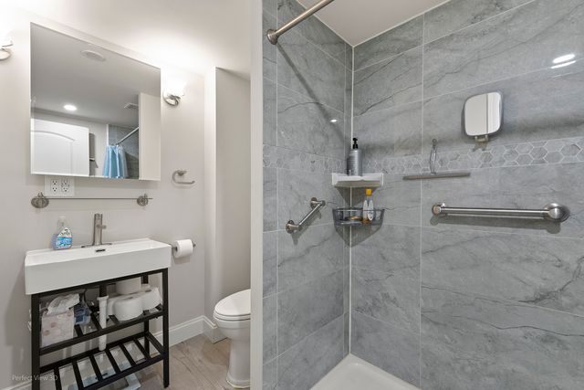 621 Oriole Avenue N, Park Ridge, IL 60068