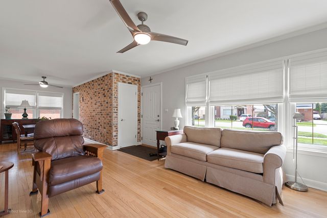 621 Oriole Avenue N, Park Ridge, IL 60068