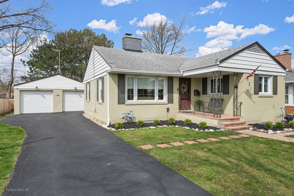 Image 2 of property listing at 621 Oriole Avenue N, Park Ridge, IL 60068