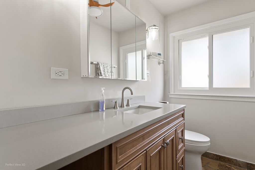 Image 13 of property listing at 621 Oriole Avenue N, Park Ridge, IL 60068