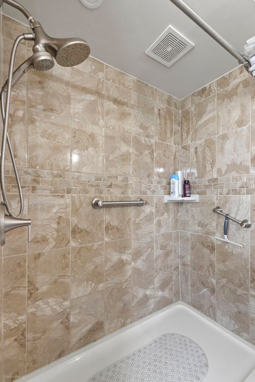 Image 14 of property listing at 621 Oriole Avenue N, Park Ridge, IL 60068