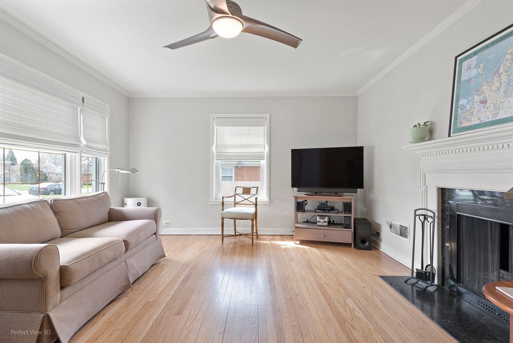 Image 3 of property listing at 621 Oriole Avenue N, Park Ridge, IL 60068