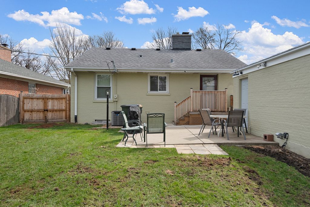 Image 23 of property listing at 621 Oriole Avenue N, Park Ridge, IL 60068