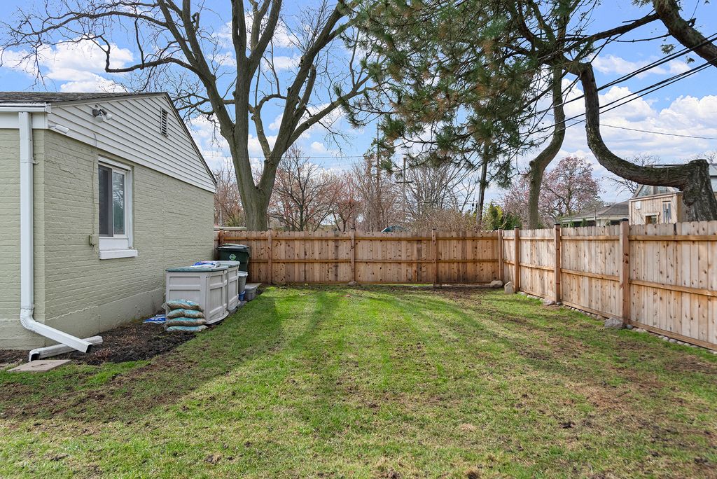 Image 24 of property listing at 621 Oriole Avenue N, Park Ridge, IL 60068