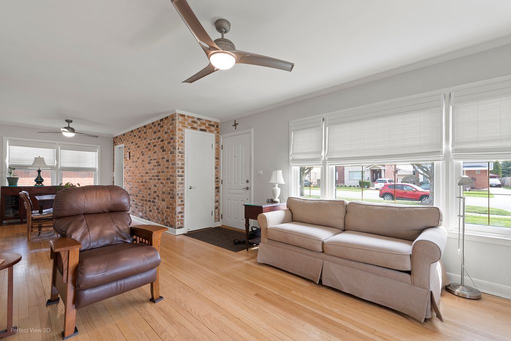 Image 4 of property listing at 621 Oriole Avenue N, Park Ridge, IL 60068