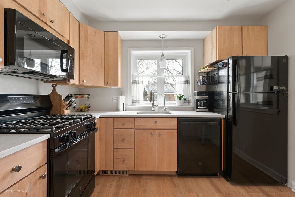 Image 7 of property listing at 621 Oriole Avenue N, Park Ridge, IL 60068