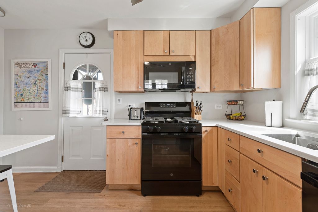 Image 9 of property listing at 621 Oriole Avenue N, Park Ridge, IL 60068