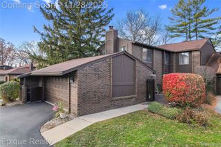 2164 Bordeaux Street, West Bloomfield Charter Township, MI 48323