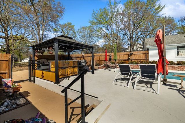 2801 Westlake Drive, Lavaca, AR 72941