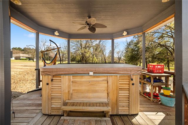 2801 Westlake Drive, Lavaca, AR 72941