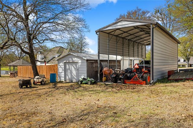 2801 Westlake Drive, Lavaca, AR 72941