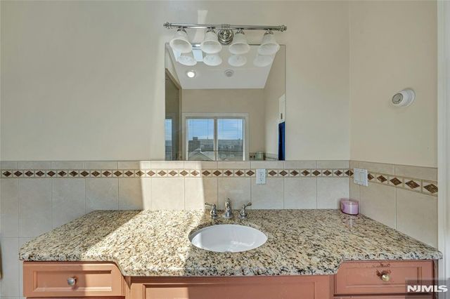4 8th Street A, Fairview, NJ 07022