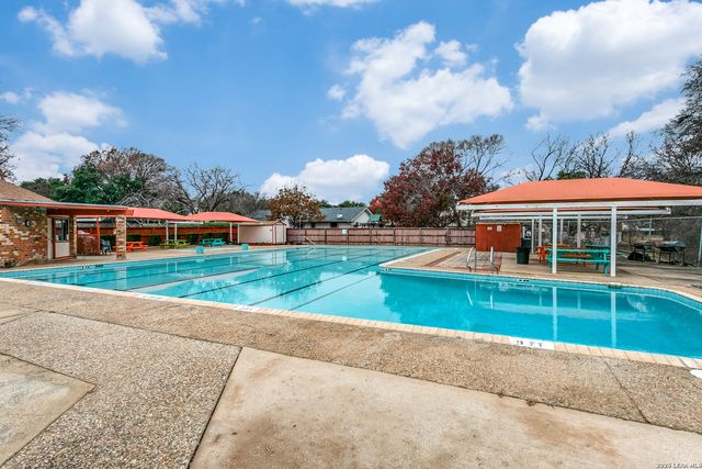 8903 Oakwood Ct, San Antonio, TX 78240