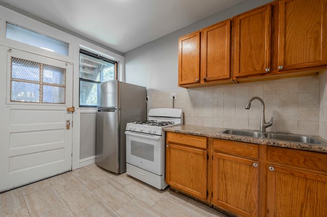 2054 W Arthur Avenue 2E, Chicago, IL 60645