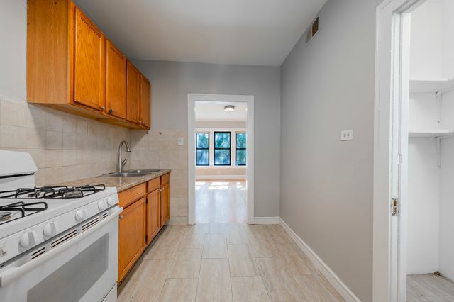 2054 W Arthur Avenue 2E, Chicago, IL 60645