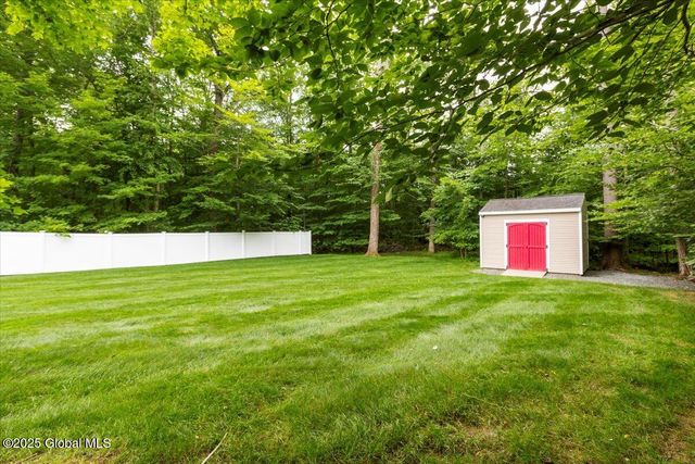 20 Goldfield Lane, Clifton Park, NY 12148