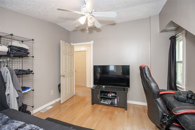 2324 Suncrest Drive, Cuyahoga Falls, OH 44221