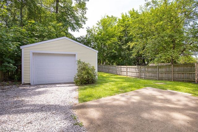 2324 Suncrest Drive, Cuyahoga Falls, OH 44221