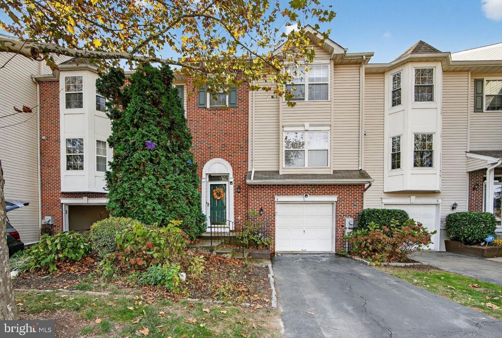 Image 2 of property listing at 8 HUNT CLUB DR, Collegeville, PA 19426