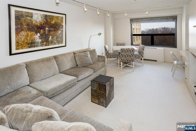 2 Claridge Drive 7NE, Verona, NJ 07044