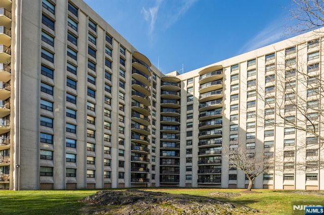 2 Claridge Drive 7NE, Verona, NJ 07044