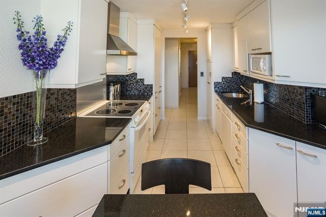 2 Claridge Drive 7NE, Verona, NJ 07044