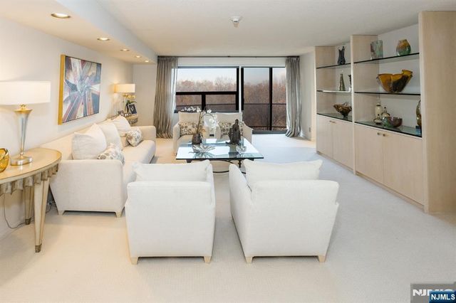 2 Claridge Drive 7NE, Verona, NJ 07044