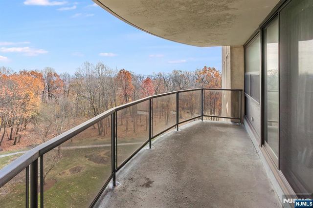 2 Claridge Drive 7NE, Verona, NJ 07044