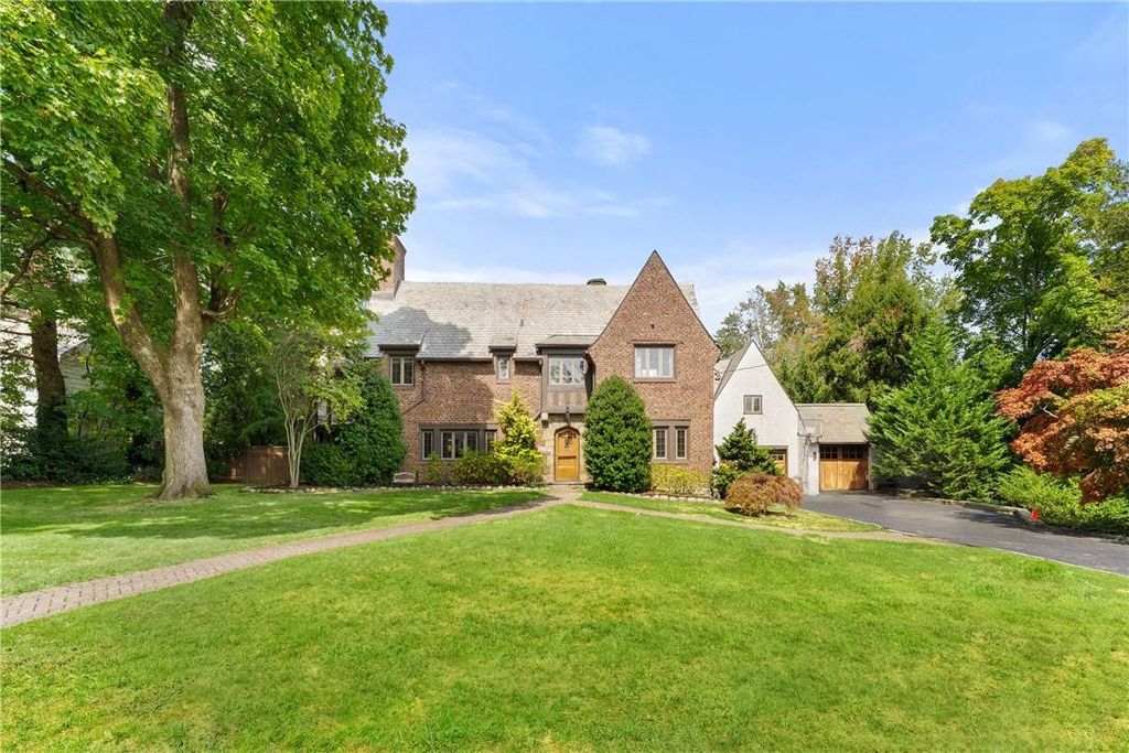 4 Bradford Road, Scarsdale, NY 10583