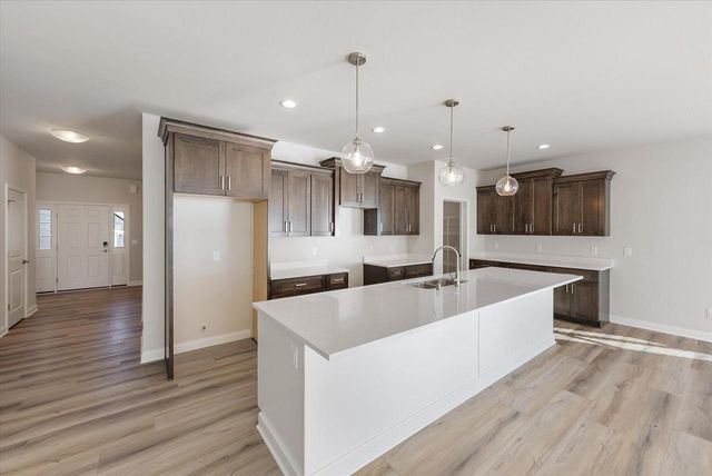 394 Sandy CIRCLE, Pewaukee, WI 53072