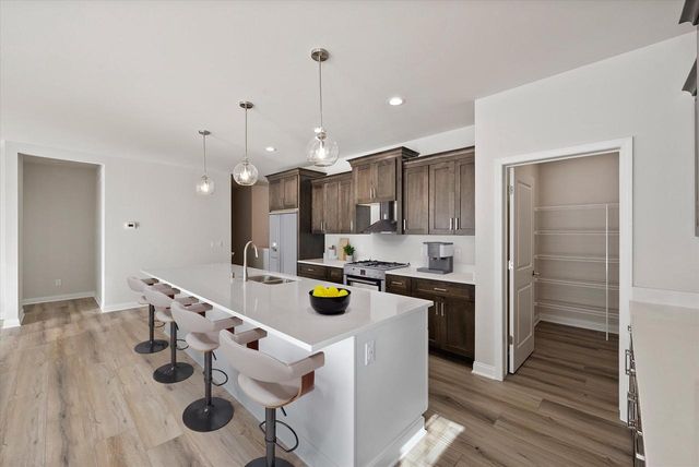 394 Sandy CIRCLE, Pewaukee, WI 53072