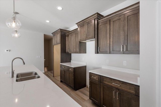 394 Sandy CIRCLE, Pewaukee, WI 53072