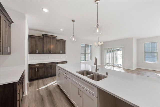 394 Sandy CIRCLE, Pewaukee, WI 53072