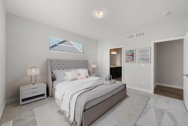 394 Sandy CIRCLE, Pewaukee, WI 53072