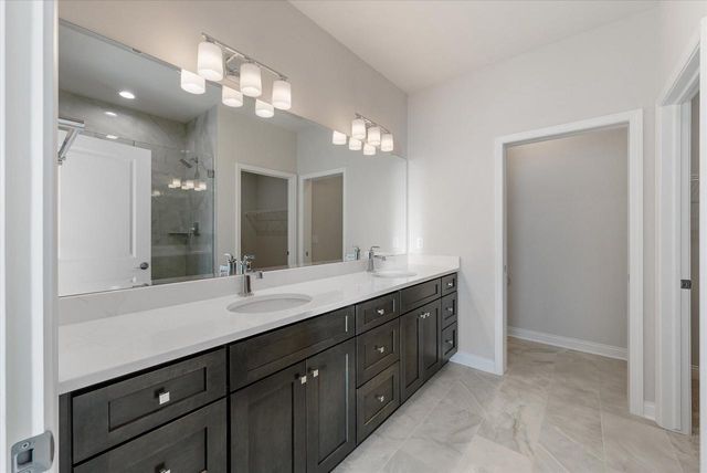 394 Sandy CIRCLE, Pewaukee, WI 53072