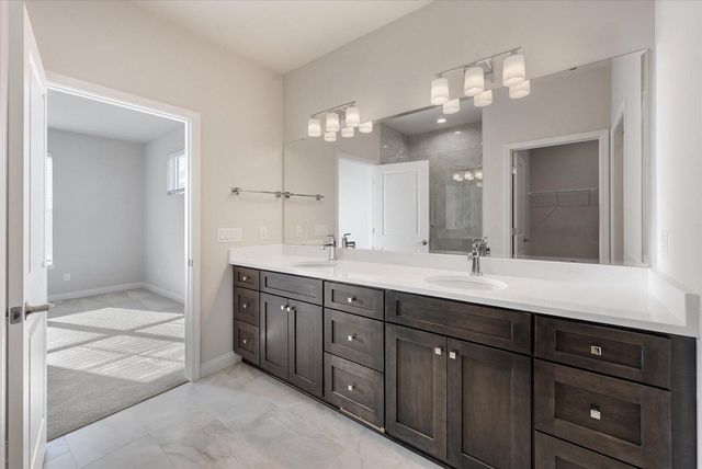 394 Sandy CIRCLE, Pewaukee, WI 53072