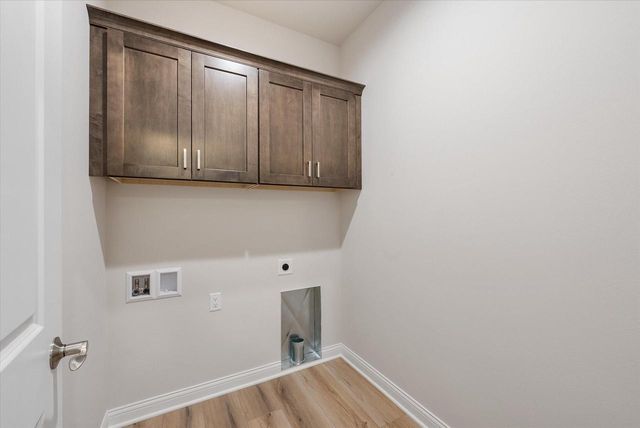 394 Sandy CIRCLE, Pewaukee, WI 53072