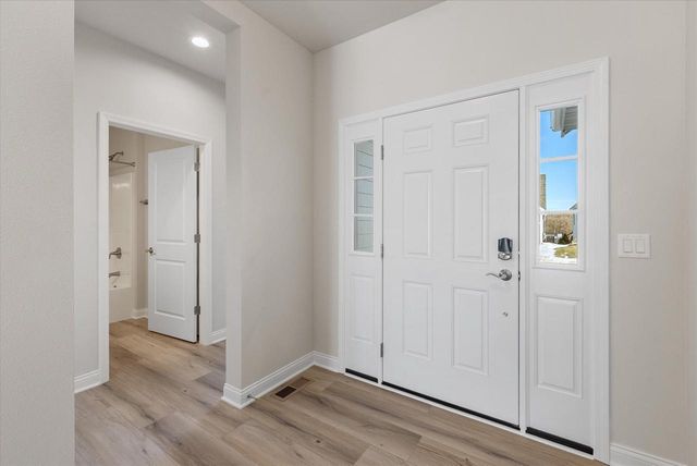 394 Sandy CIRCLE, Pewaukee, WI 53072