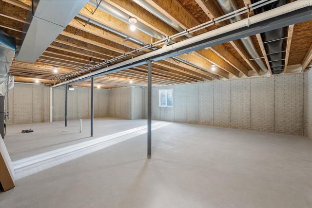 394 Sandy CIRCLE, Pewaukee, WI 53072