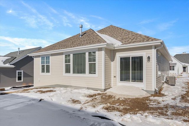 394 Sandy CIRCLE, Pewaukee, WI 53072