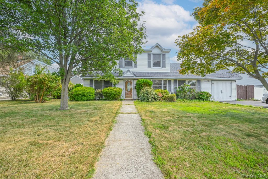 19 Griddle Lane, Levittown, NY 11756