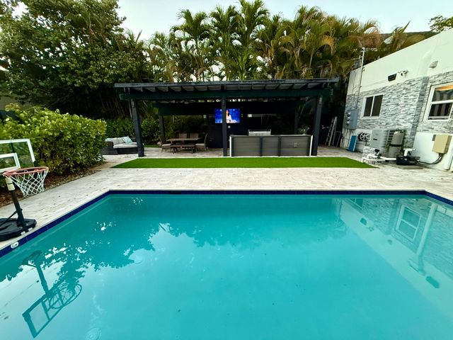 701 NE 17 Way, Fort Lauderdale, FL 33304