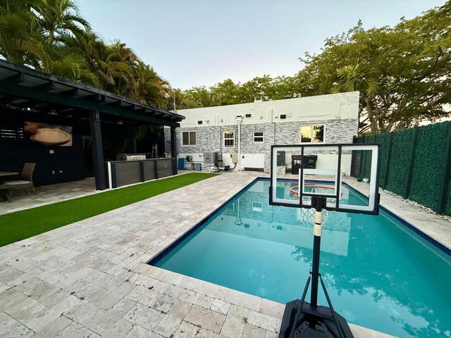 701 NE 17 Way, Fort Lauderdale, FL 33304