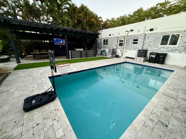 701 NE 17 Way, Fort Lauderdale, FL 33304