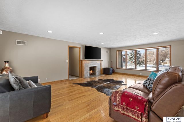 939 S 89th Street, Omaha, NE 68114