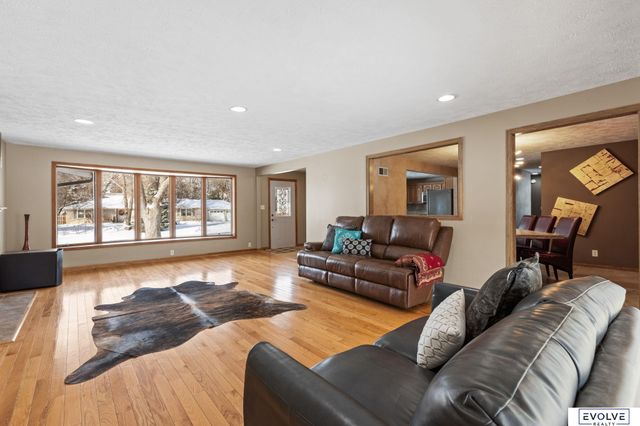 939 S 89th Street, Omaha, NE 68114