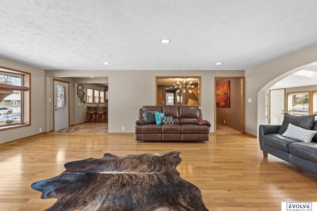 939 S 89th Street, Omaha, NE 68114